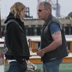 Still of Ron Perlman and Charlie Hunnam in Sons of Anarchy (2008)
