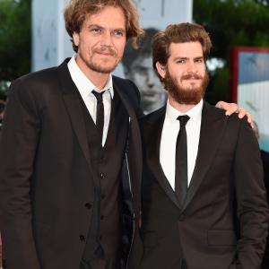 Michael Shannon and Andrew Garfield at event of 99 Homes 2014