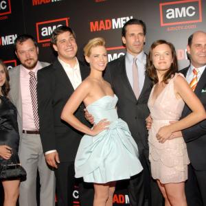January Jones, Elisabeth Moss, Jon Hamm, John Slattery, Rich Sommer, Alison Brie, Aaron Staton and Matthew Weiner at event of MAD MEN. Reklamos vilkai (2007)