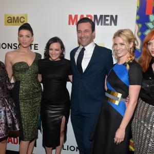 January Jones, Elisabeth Moss, Jon Hamm, Christina Hendricks, Jessica Paré and Kiernan Shipka at event of MAD MEN. Reklamos vilkai (2007)