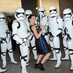 Daisy Ridley at event of Zvaigzdziu karai: galia nubunda (2015)