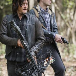 Still of Norman Reedus and Ross Marquand in Vaikstantys numireliai 2010