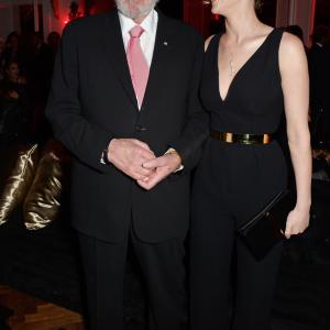 Donald Sutherland and Jennifer Lawrence at event of Bado zaidynes Strazdas giesmininkas 1 dalis 2014