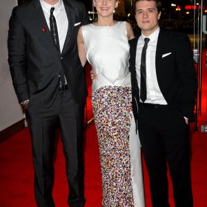Josh Hutcherson, Jennifer Lawrence and Liam Hemsworth at event of Bado zaidynes. Ugnies medziokle (2013)