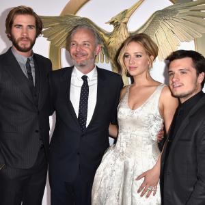 Josh Hutcherson, Francis Lawrence, Jennifer Lawrence and Liam Hemsworth at event of Bado zaidynes: Strazdas giesmininkas. 1 dalis (2014)