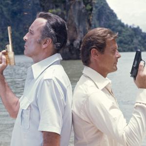 Still of Christopher Lee and Roger Moore in Zmogus su auksiniu pistoletu 1974