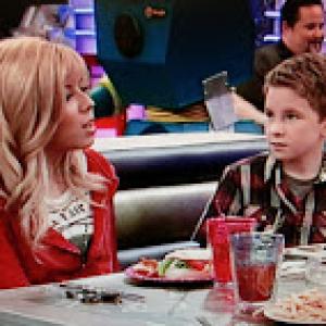 Justin Ellings and Jennette Mccurdy on the set of Nickelodeons Sam and Cat