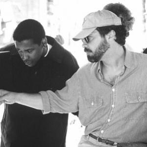 Denzel Washington and Edward Zwick in Apgultis 1998