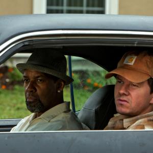 Still of Mark Wahlberg and Denzel Washington in 2 Ginklai (2013)
