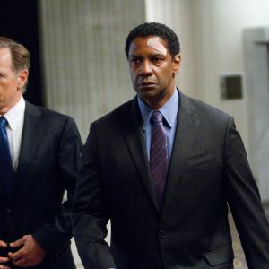 Still of Denzel Washington and Bruce Greenwood in Skrydis (2012)