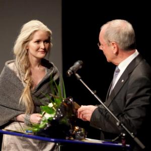 Annika lofti receiving the Viewers Choice Award 2012