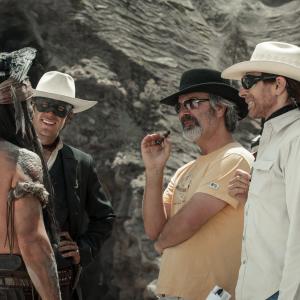 Johnny Depp, Gore Verbinski and Armie Hammer in Vienisas klajunas (2013)