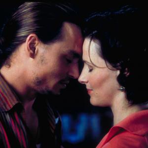 Still of Johnny Depp and Juliette Binoche in Sokoladas 2000