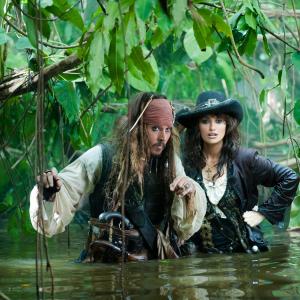 Still of Johnny Depp and Penélope Cruz in Karibu piratai: ant keistu bangu (2011)