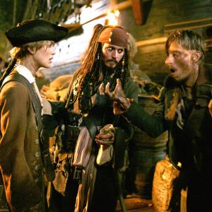 Still of Johnny Depp, Mackenzie Crook and Keira Knightley in Karibu piratai: numirelio skrynia (2006)