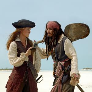 Still of Johnny Depp and Keira Knightley in Karibu piratai: numirelio skrynia (2006)