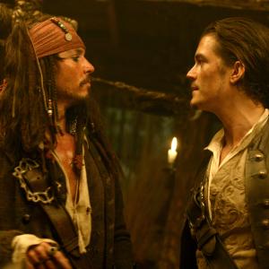 Still of Johnny Depp and Orlando Bloom in Karibu piratai: numirelio skrynia (2006)