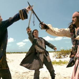 Still of Johnny Depp, Orlando Bloom and Jack Davenport in Karibu piratai: numirelio skrynia (2006)