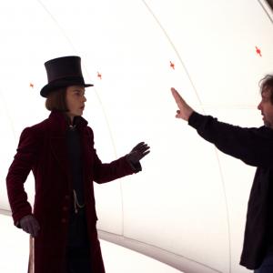 Still of Johnny Depp and Tim Burton in Carlis ir sokolado fabrikas (2005)