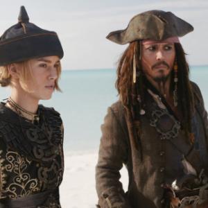 Still of Johnny Depp and Keira Knightley in Karibu piratai: pasaulio pakrasty (2007)