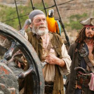 Still of Johnny Depp and David Bailie in Karibu piratai: pasaulio pakrasty (2007)