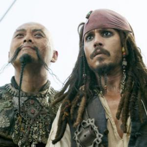 Still of Johnny Depp and Yun-Fat Chow in Karibu piratai: pasaulio pakrasty (2007)