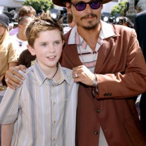 Johnny Depp and Freddie Highmore at event of Carlis ir sokolado fabrikas 2005