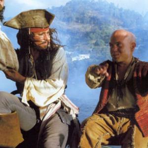 Johnny Depp and Martin Klebba in Karibu piratai Juodojo perlo prakeiksmas 2003