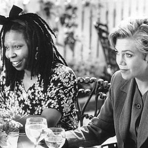 Still of Whoopi Goldberg and Kathleen Turner in Moonlight and Valentino 1995