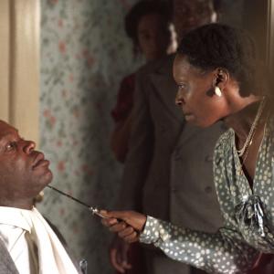 Still of Whoopi Goldberg and Danny Glover in The Color Purple (1985)