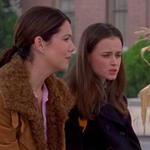 Still of Alexis Bledel and Lauren Graham in Gilmore Girls 2000