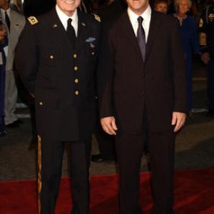 Mel Gibson and Harold G Moore at event of Mes buvome kariai 2002