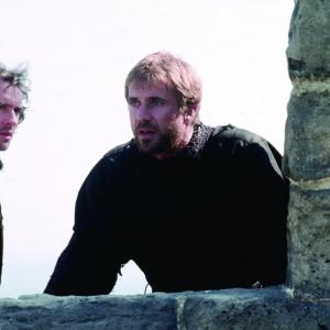 Still of Mel Gibson and Stephen Dillane in Hamlet (1990)