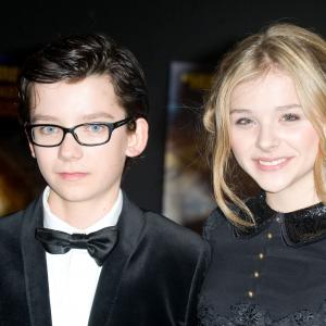 Chloë Grace Moretz and Asa Butterfield at event of Hugo isradimas (2011)