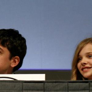 Chloë Grace Moretz and Christopher Mintz-Plasse at event of Ateini cia arba gausi i duda! (2010)