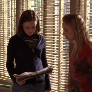 Still of Alexis Bledel and Liza Weil in Gilmore Girls (2000)