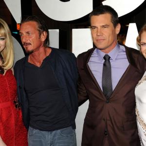 Sean Penn, Josh Brolin, Mireille Enos and Emma Stone at event of Gangsteriu medziotojai (2013)