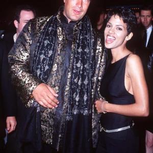 Steven Seagal and Halle Berry at event of Executive Decision 1996