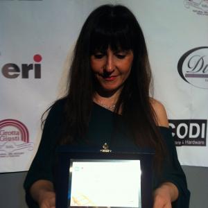 Lattrice Barbara Boldri con il premio allo short movie  Wingless Gulls  per il valore sociale del film durante la 6a edizione del Pistoia Corto Film Festival 2012