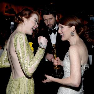 Julianne Moore, Bart Freundlich and Emma Stone at event of The Oscars (2015)