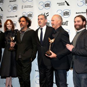 Michael Keaton, Zach Galifianakis, Alejandro González Iñárritu, Emmanuel Lubezki, John Lesher and Emma Stone at event of 30th Annual Film Independent Spirit Awards (2015)