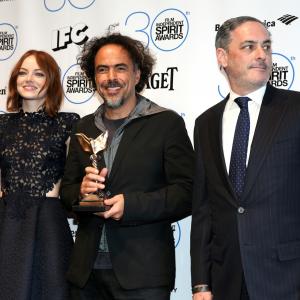 Alejandro González Iñárritu, John Lesher and Emma Stone at event of 30th Annual Film Independent Spirit Awards (2015)