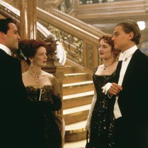 Still of Leonardo DiCaprio, Kate Winslet, Billy Zane and Frances Fisher in Titanikas (1997)