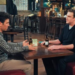 Still of Jason Segel and Josh Radnor in Kaip as susipazinau su jusu mama (2005)