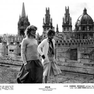 Still of Jane Fonda and Vanessa Redgrave in Julia (1977)