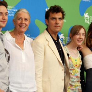 Vanessa Redgrave, Keira Knightley, James McAvoy, Joe Wright and Saoirse Ronan at event of Atonement (2007)