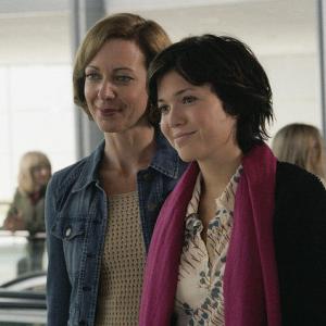 Still of Allison Janney and Mandy Moore in How to Deal 2003