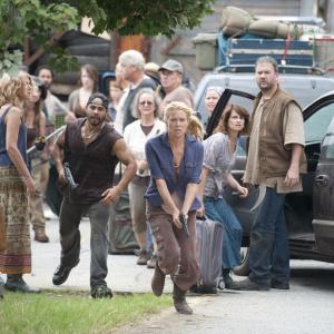 Still of Laurie Holden and Jose Pablo Cantillo in Vaikstantys numireliai 2010