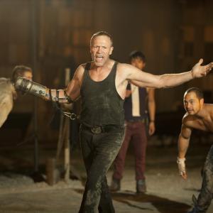 Still of Michael Rooker, Jose Pablo Cantillo and Lawrence Kao in Vaikstantys numireliai (2010)