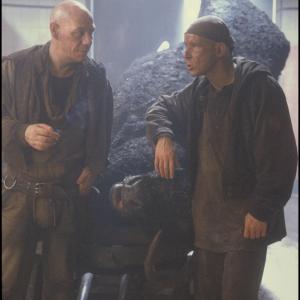 Still of Christopher Fairbank and Peter Guinness in Svetimas 3 1992